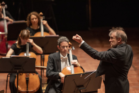 Jaime Martin, conducting the Melbourne Symphony Orchestra.