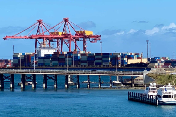Fremantle Port will return to full capacity after Qube workers end industrial action.
