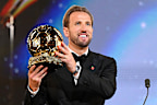Harry Kane holds aloft the Ballon d’Or trophy.