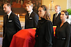 King Haakon VIII carried his father’s coffin through the Royal Palace in Oslo to the Royal Chapel, accompanied by the late King Harald V’s daughter Princess Martha Louise, Crown Princess Ingrid Alexandra and Marius Borg Høiby (back, right).