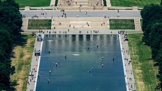 I lavoratori hanno ripulito le alghe dalla piscina durante il fine settimana.