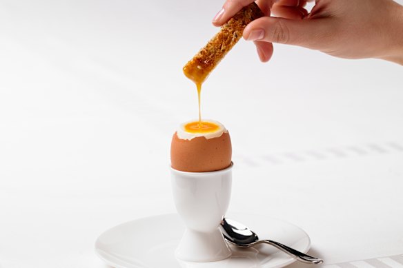 Os soldados de ovos são um lanche ou café da manhã clássico e saudável.