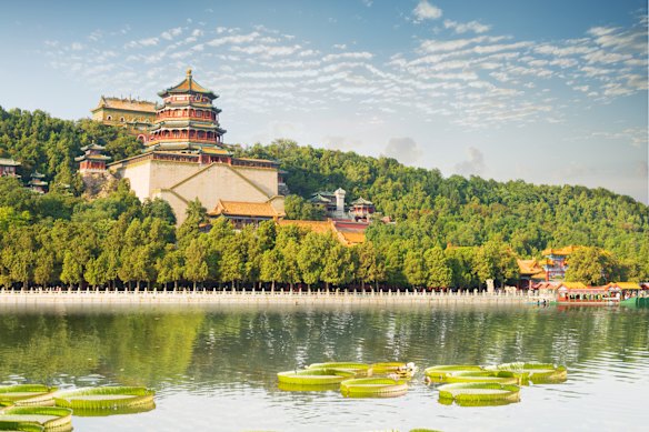 The palace is on Kunming Lake.