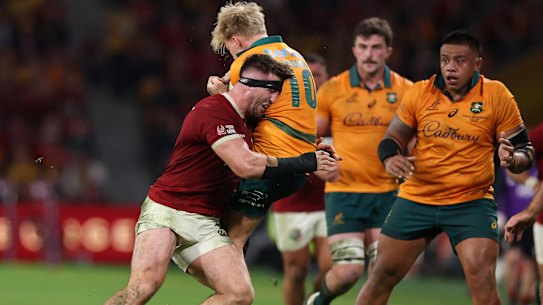 Tom Curry gets away with a mid-air tackle on Tom Lynagh at Suncorp Stadium.