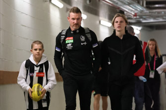 Nathan Buckley with his sons Ayce (left) and Jett ahead of his last match as the coach of Collingwood. 