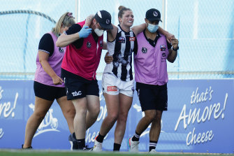 Collingwood co-captain Brianna Davey winces in pain after suffering from an ACL injury in round one. 