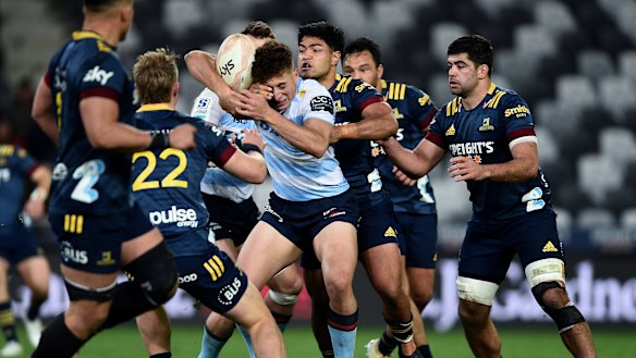 Josh Ioane of the Highlanders attempts to dislodge the ball from Mark Nawaqanitawase’s grasp.