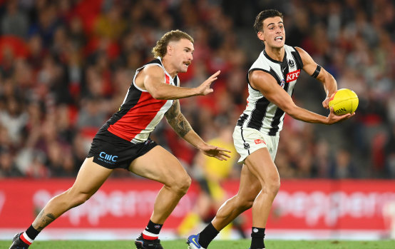 Nick Daicos dishes off a handball