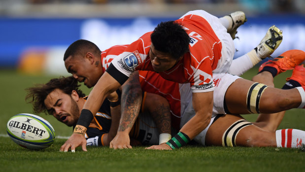 Andy Muirhead of the Brumbies (left) attempts to score a try, which was later disallowed.