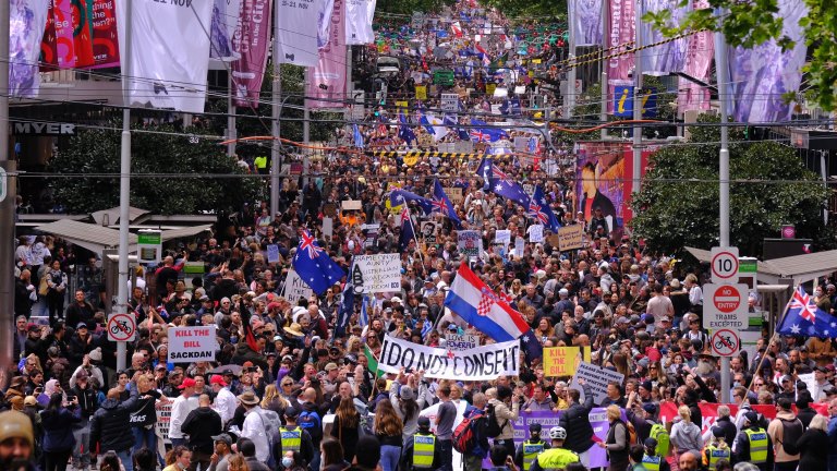AU Corona Krise : Tausende gehen in Melbournes CBD, um gegen neue Pandemiegesetze und das Impfstoffmandat zu protestieren