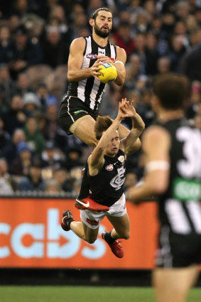 Spectacular grab: Brodie Grundy marks during the 3rd quarter against Carlton.