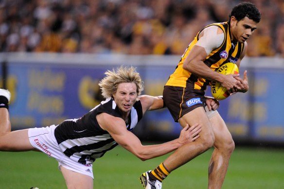 Cyril Rioli hassled by Dale Thomas.