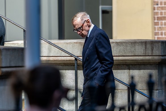 O ex-primeiro-ministro de Nova Gales do Sul, Bob Carr, chega ao funeral de Graham Richardson.