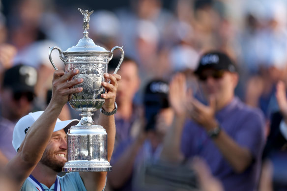 Wyndham Clark lifts the 2023 US Open trophy.