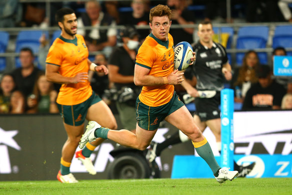 Andrew Kellaway scores a try against Argentina, with Tom Wright in support.