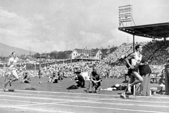  John Landy leads Roger Bannister at the halfway mark during the one-mile race at the 1954 Empire Games in Vancouver.