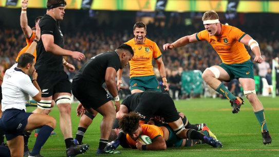 MELBOURNE, AUSTRALIA - SEPTEMBER 15: Rob Valetini of the Wallabies scores a try as Matt Philip of the Wallabies (R) celebrates during The Rugby Championship & Bledisloe Cup match between the Australia Wallabies and the New Zealand All Blacks at Marvel Stadium on September 15, 2022 in Melbourne, Australia. (Photo by Kelly Defina/Getty Images)