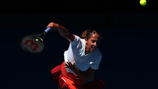 MELBOURNE, AUSTRALIA - JANUARY 23: Madison Keys of United States serves in her fourth round singles match against Paula Badosa of Spain during day seven of the 2022 Australian Open at Melbourne Park on January 23, 2022 in Melbourne, Australia. (Photo by Clive Brunskill/Getty Images)