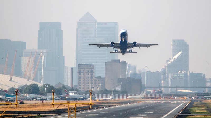 Three outlets praise an airport model that allows easier, later arrivals