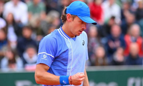 Alex de Minaur has stormed into the fourth round at Roland-Garros for the first time.