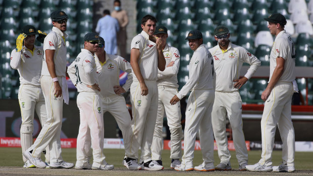 Australia is struggling to work with another flat Pakistani pitch.