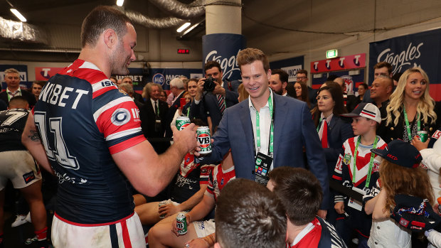 Smith shares a beer with Roosters captain Boyd Cordner.