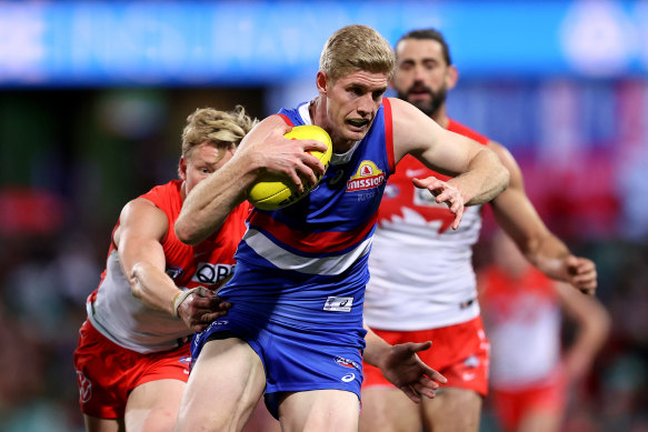 Tim English gets away from Isaac Heeney.