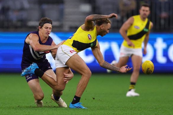 Nat Fyfe tackles Shai Bolton.