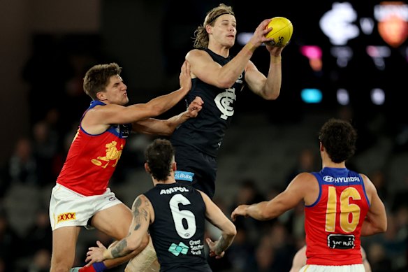 Tom De Koning flies high for this mark.