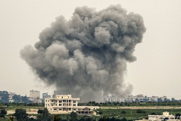 Il fumo si alza dalla città di Choukîne in Libano dopo un attacco aereo israeliano domenica.