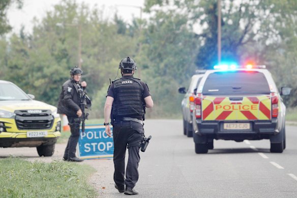 La polizia si trova a un posto di blocco vicino alla RAF Fairford mentre si verifica un grave incidente.