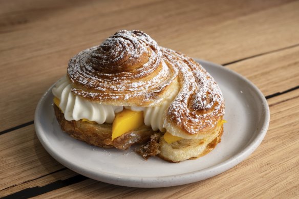 Mango cream bun at Motte.