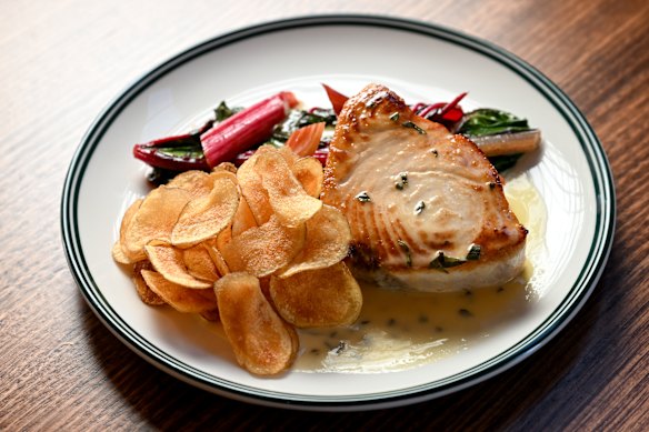 Peixe-espada com manteiga de estragão, acelga arco-íris e um punhado de batatas fritas com sal e vinagre. 