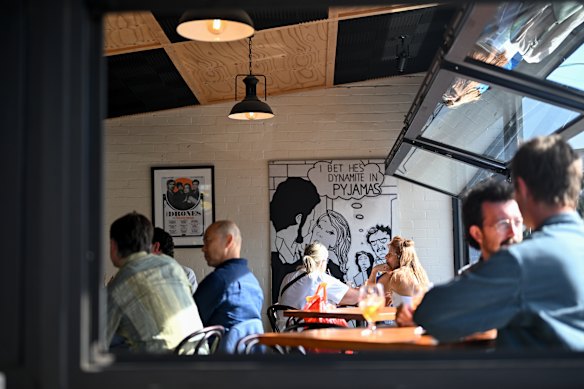 O Bar Elsie começou como uma cafeteria antes de se transformar em um bar e restaurante flexível com serviço completo.