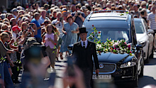 Thousands lined the streets in Wales to see the funeral hearse of singer Bonnie Tyler.