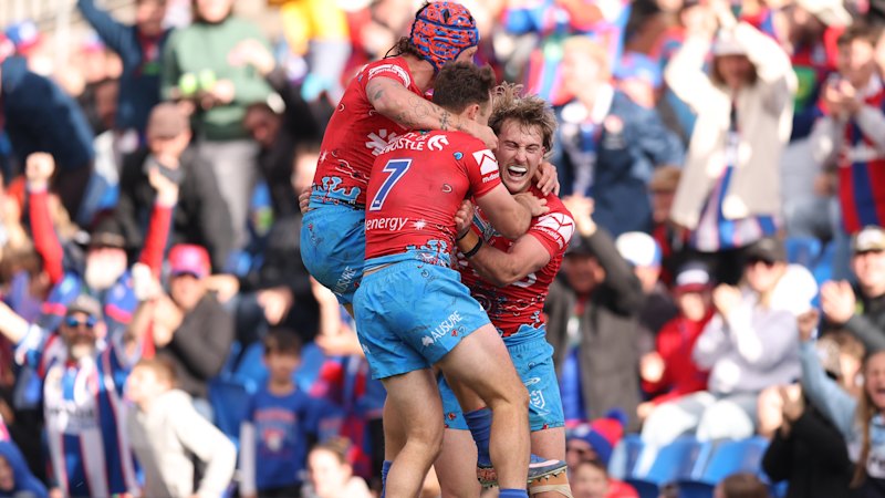 Knights beat Titans to keep slim top-four hopes alive