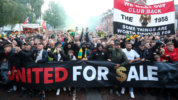 Protest by thousands of Man United fans before victory over Liverpool