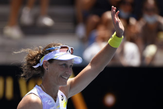 Samantha Stosur waves to the Melbourne crowd after her coming back from losing the first set to defeat Robin Anderson.