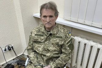 在烏克蘭總統新聞辦公室提供的這張照片中，寡頭維克托·梅德韋丘克被捕。