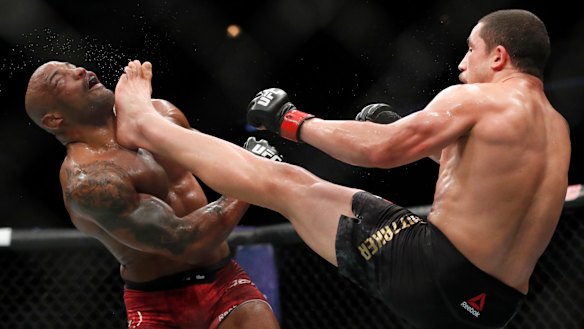 Whittaker wins split decision in UFC war with Romero