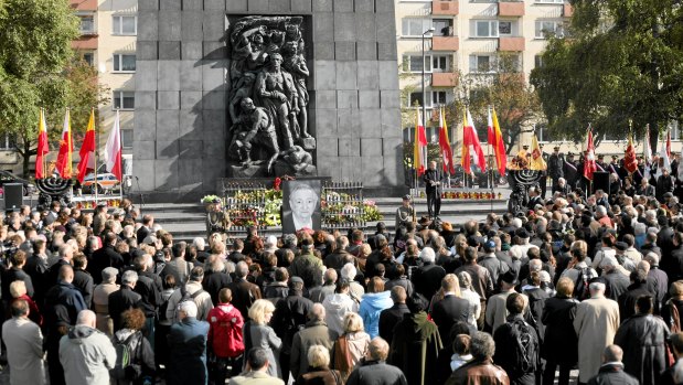 Mourners gather in front of Edelman's coffin at the Monument to the Ghetto Heroes in Warsaw on October 9, 2009.  
