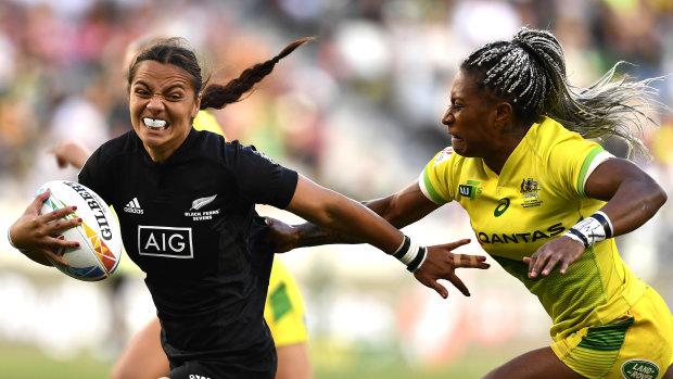 New Zealand's Stacey Waaka is chased by Ellia Green.