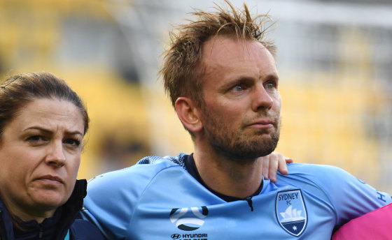 Mixed night: Star Siem de Jong is helped from the field.