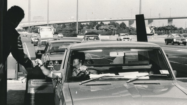 Early morning peak hour on the eastbound lane, 1980.