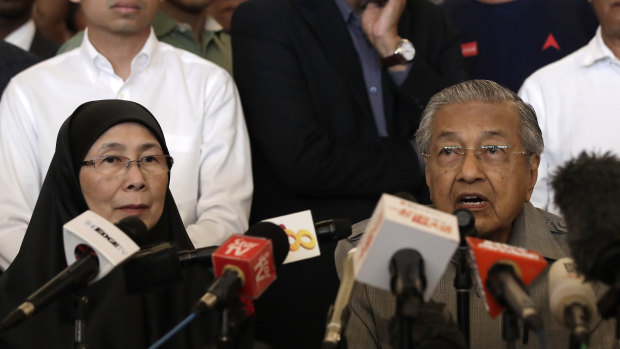 Mahathir Mohamad, with Justice Party president Wan Azizah, calls for the right to form government.