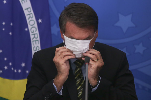 Journalists have filed a complaint against Bolsonaro for removing a mask while infected with COVID-19.