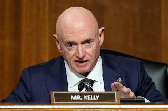 O senador norte-americano Mark Kelly disse que as acusações contra Hegseth, se verdadeiras, parecem constituir um crime de guerra.