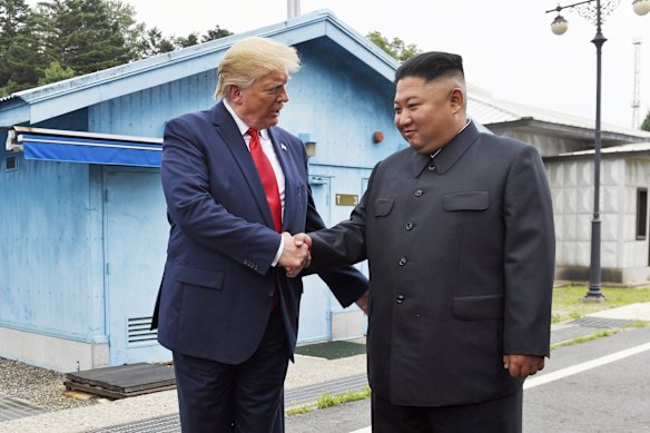 Presiden Donald Trump mencoba membawa pemimpin Korea Utara Kim Jong-un dari kedinginan selama masa jabatan pertamanya.