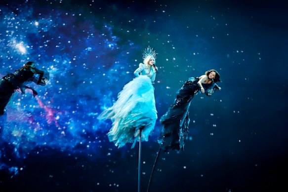 Kate Miller-Heidke sang Zero Gravity while atop a massive flexible pole. How did she not win?