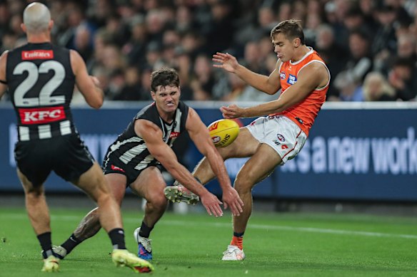 Lachie Schultz of the Magpies smothers James Leake of the Giants.